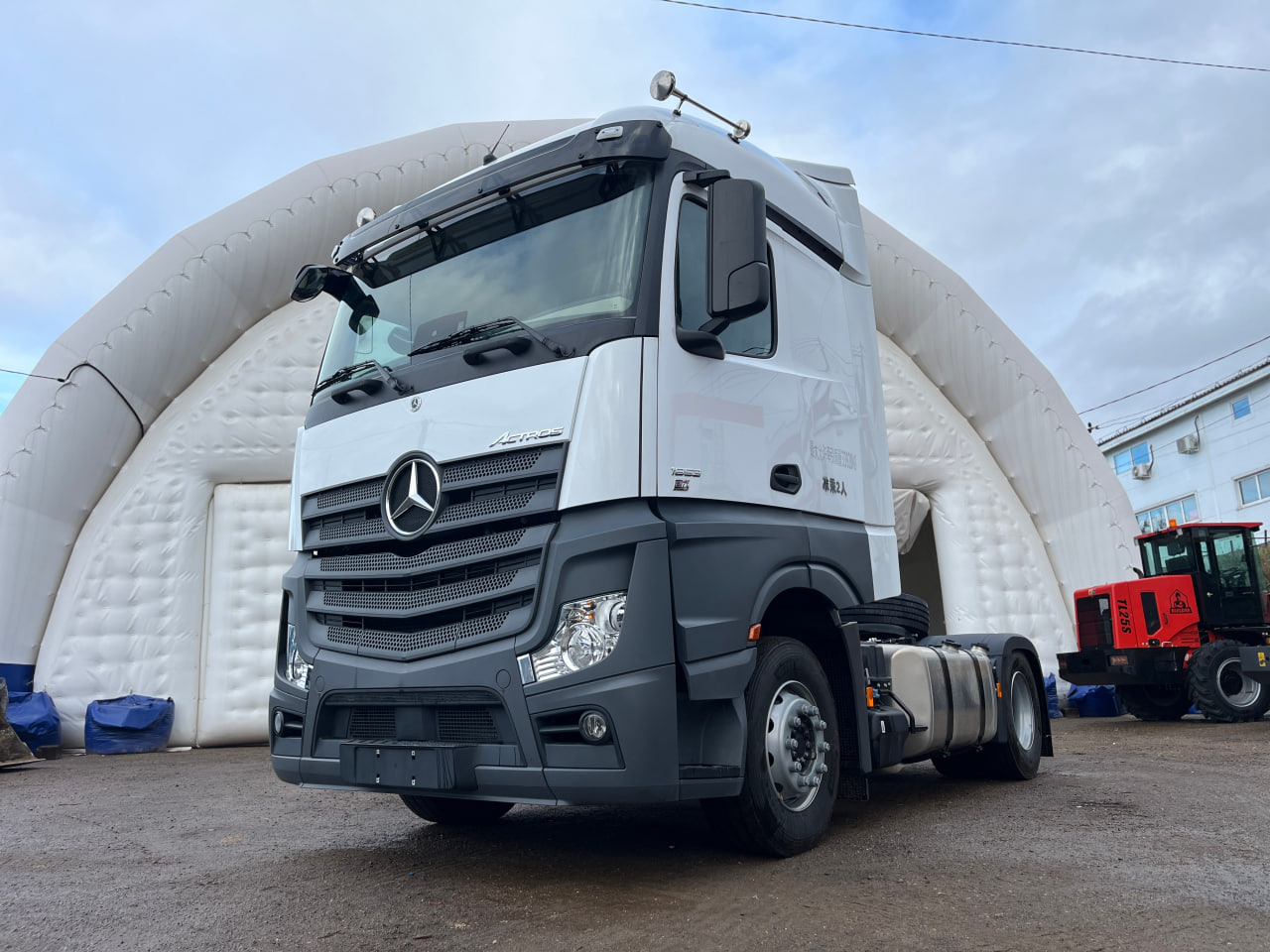 Новинка! Поступление тягачей Mersedes-Benz Actros!